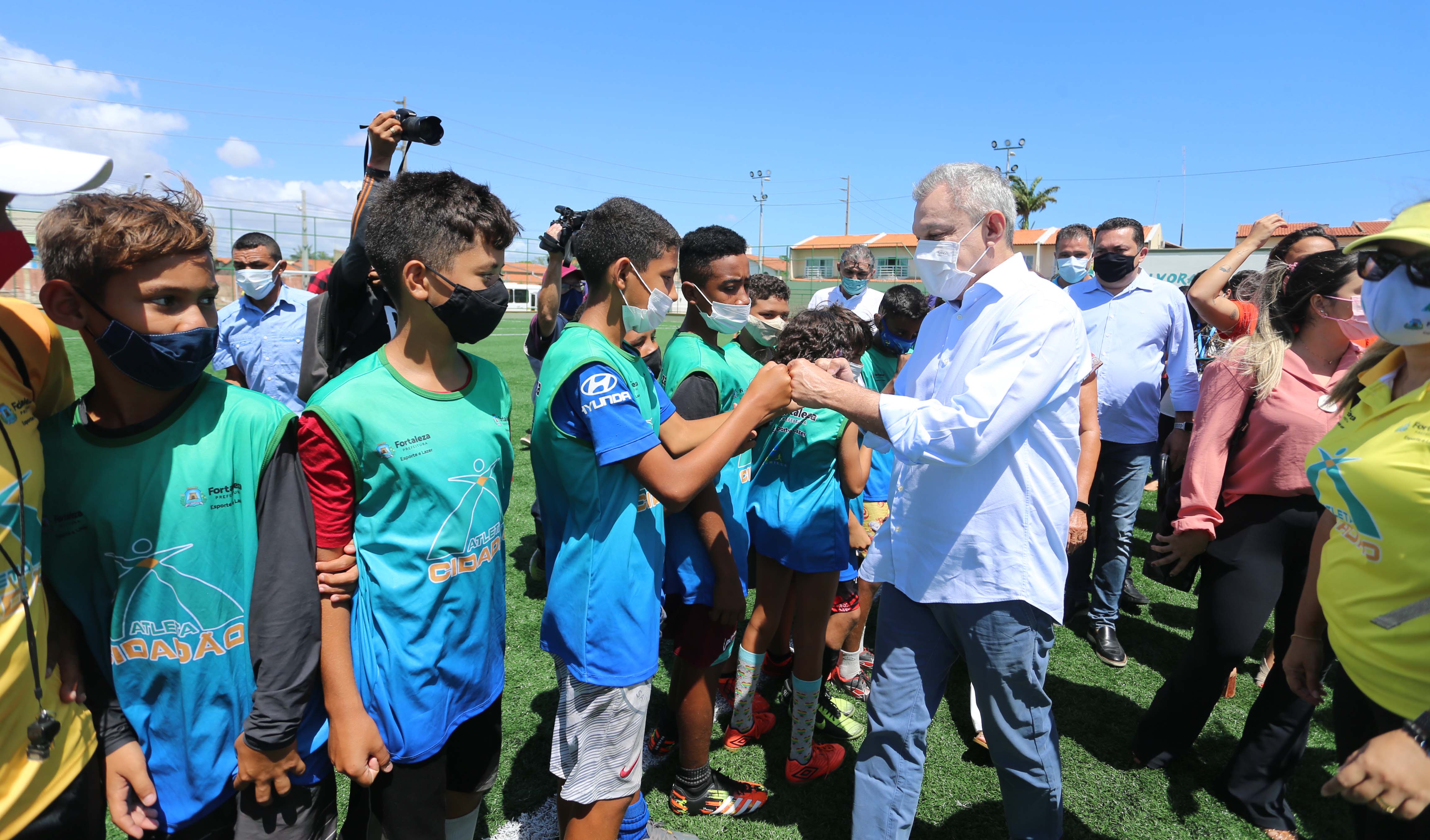 prefeito cumprimenta crianças na areninha